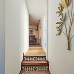 Attic Back Lion Apartman *